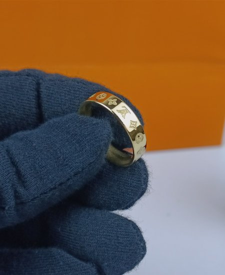 lv ring 001 3.jpg