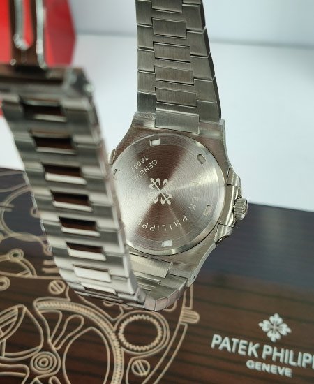 patek philippe nautilus 5711 green watch 2.jpg