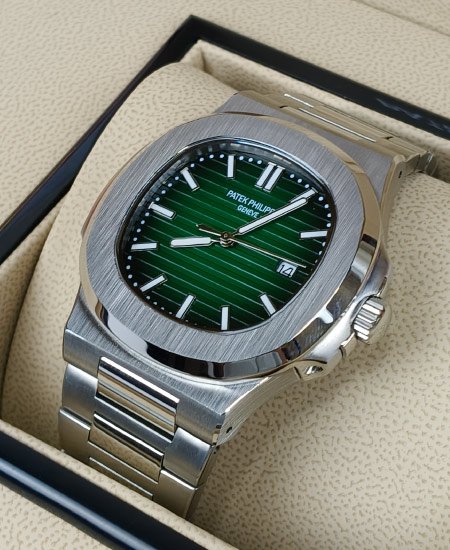 patek philippe nautilus 5711 green watch 4.jpg